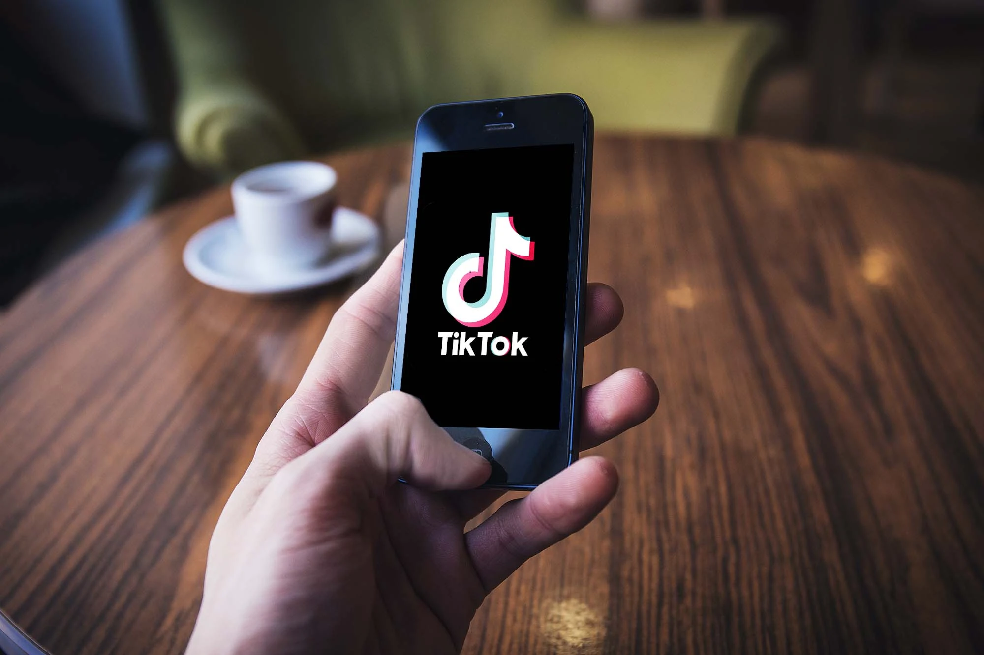 توسع TikTok ميزاتها الاجتماعية بميزات جديدة مثل الدردشات الجماعية والملصقات