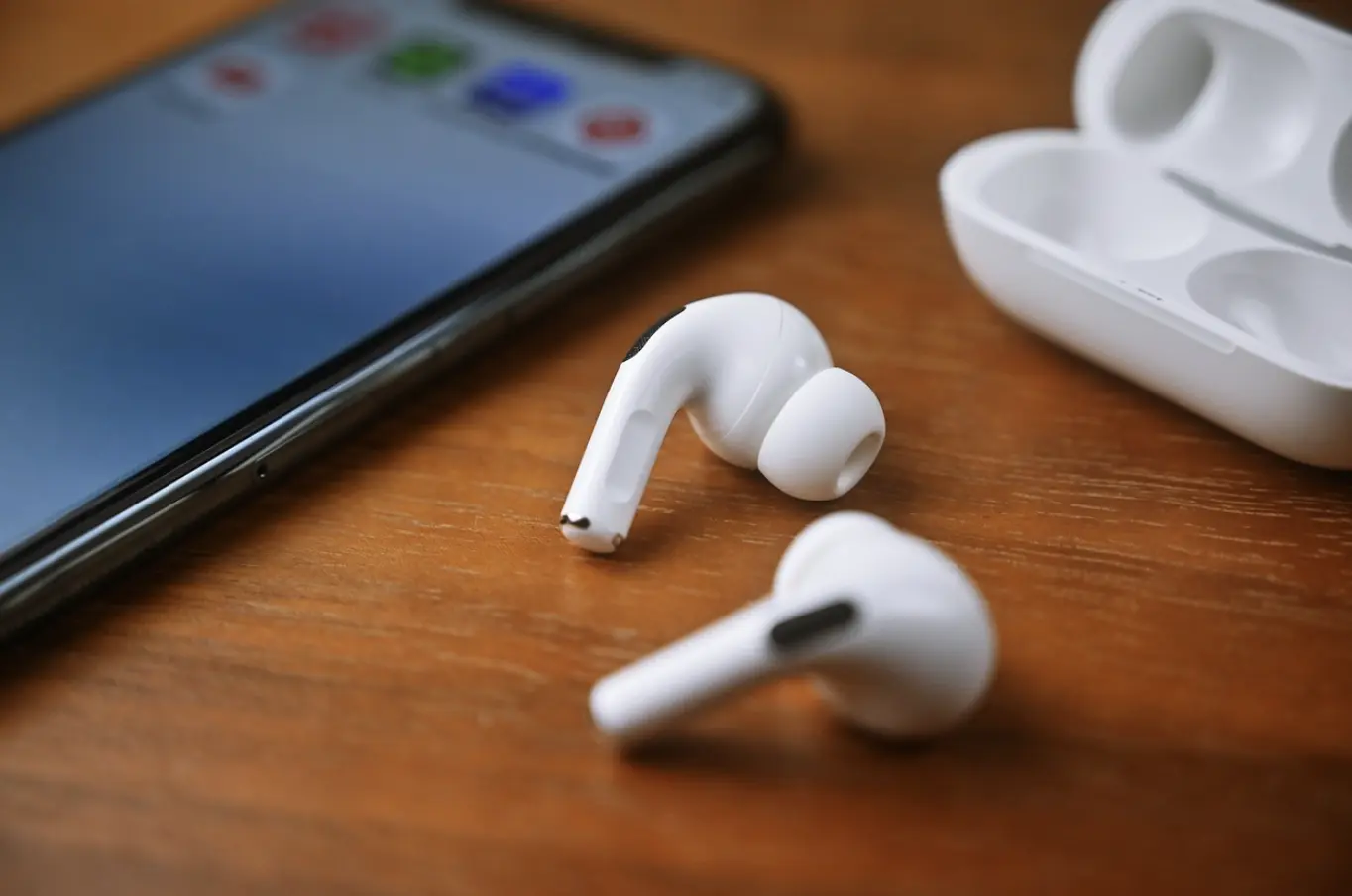 أطلقت شركة أبل ميزة للمساعدة على السمع لأجهزة AirPods Pro 2، في انتظار الموافقة من هيئة الغذاء والدواء الأمريكية FDA.