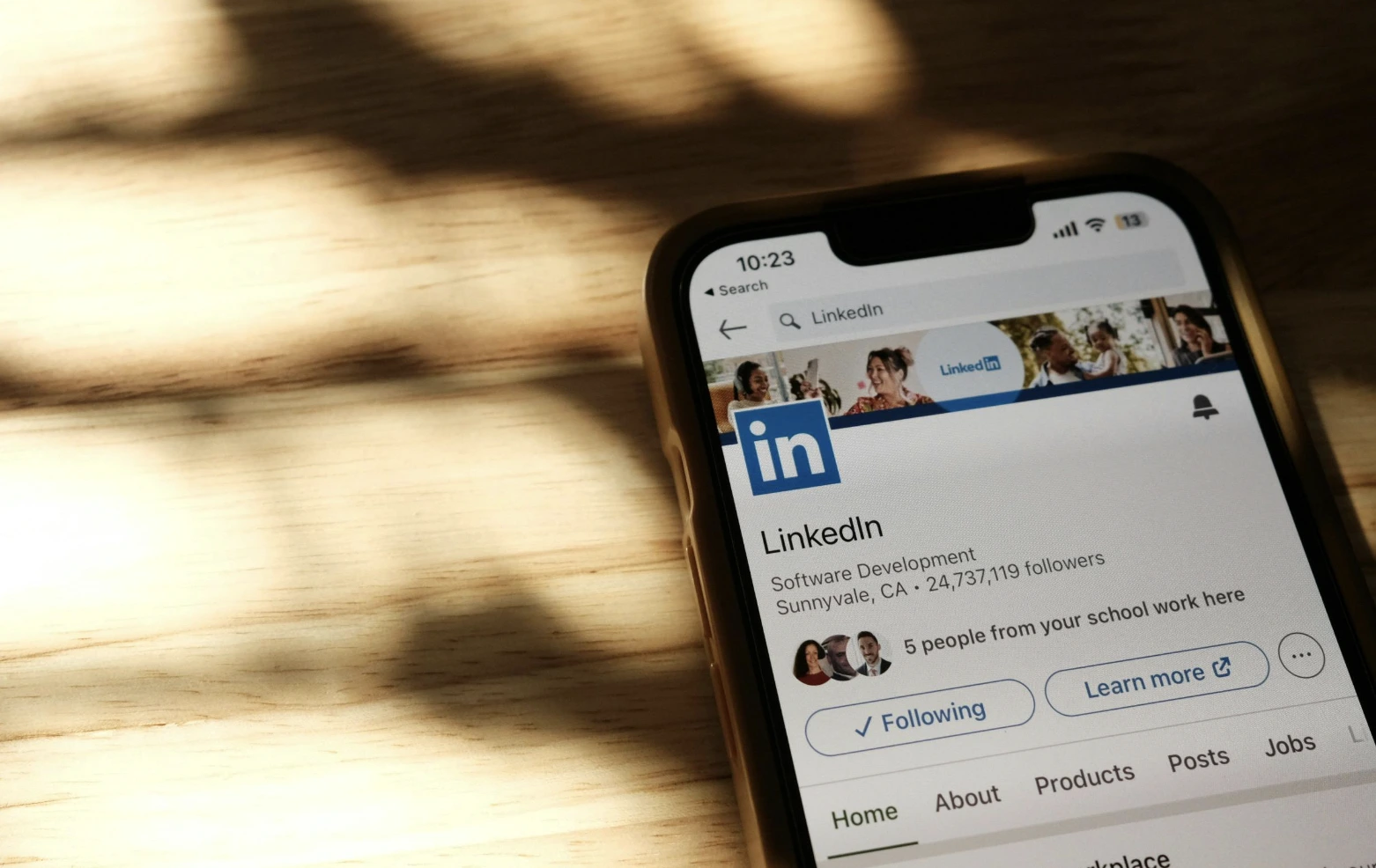 تستخدم LinkedIn بيانات المستخدمين لتدريب نماذج الذكاء الصناعي دون موافقة واضحة