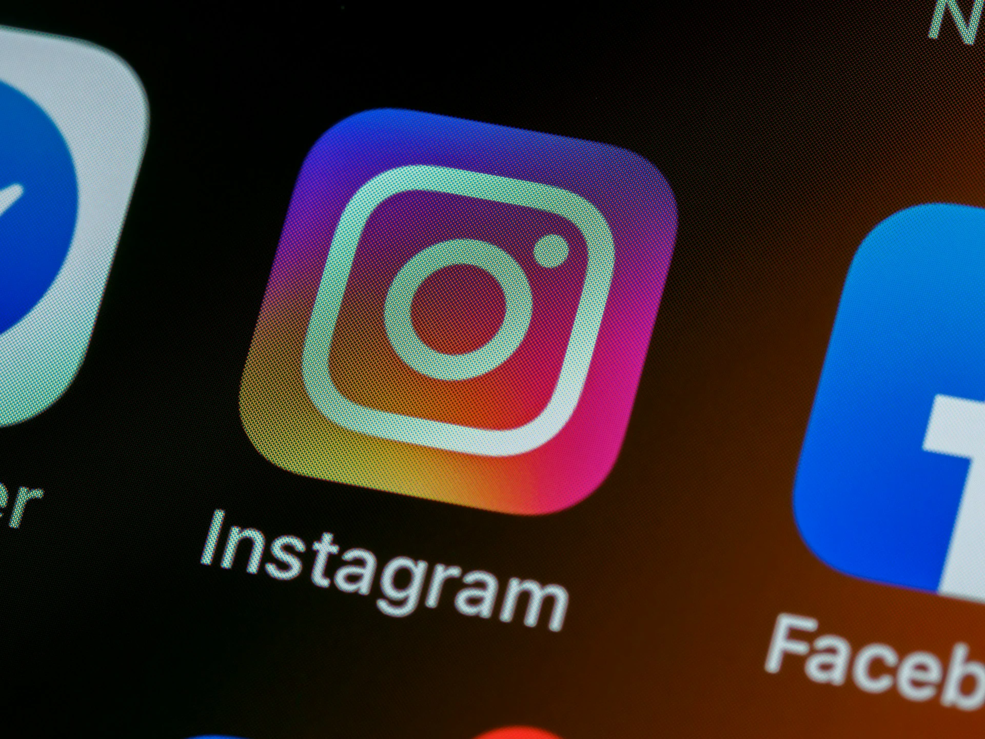 تقوم Meta بتسريح الموظفين في عدة أقسام بما في ذلك Instagram وWhatsApp