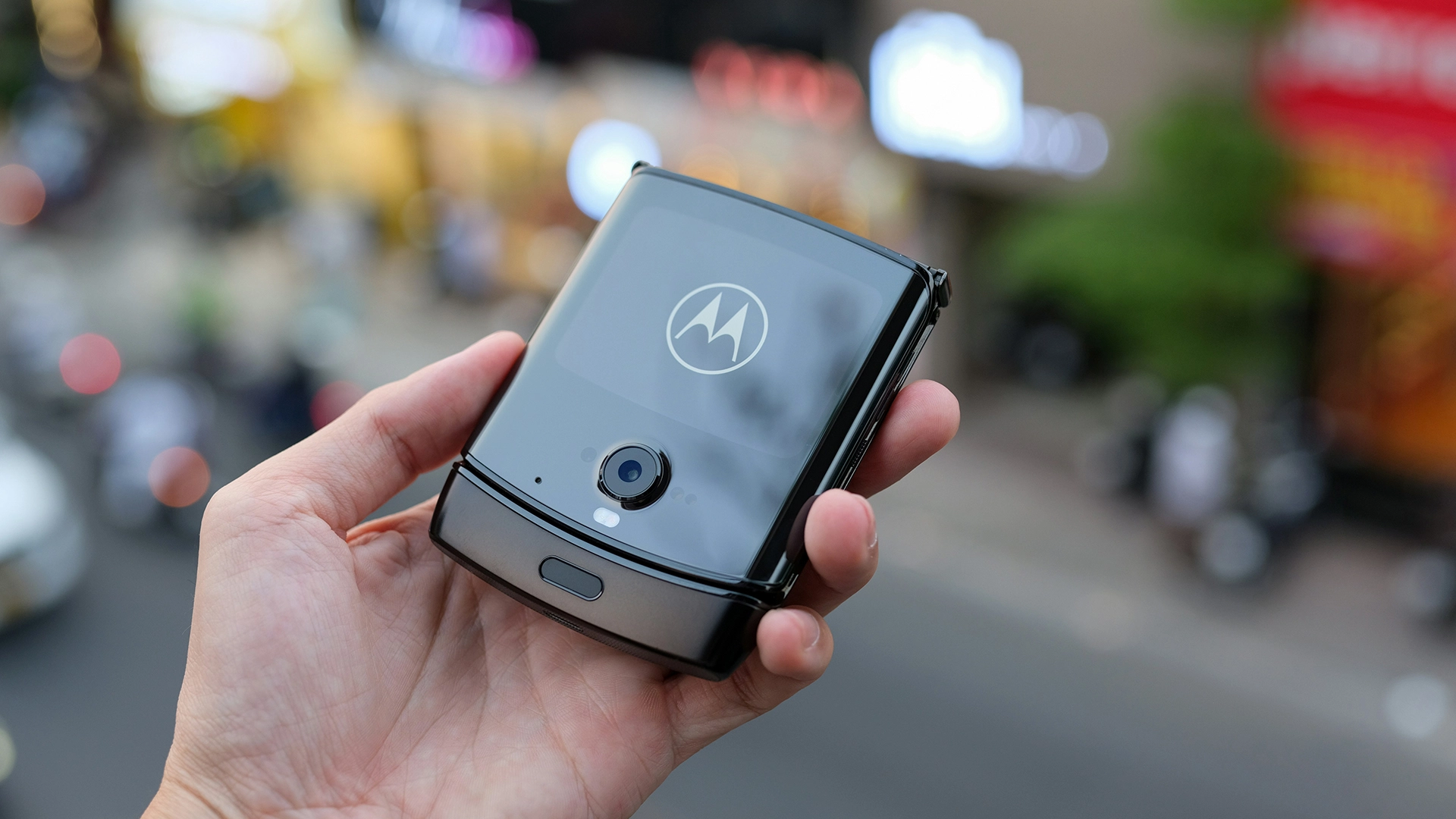 تعلن Perplexity و Motorola عن شراكة جديدة لإدخال الذكاء الصناعي على الهواتف الذكية