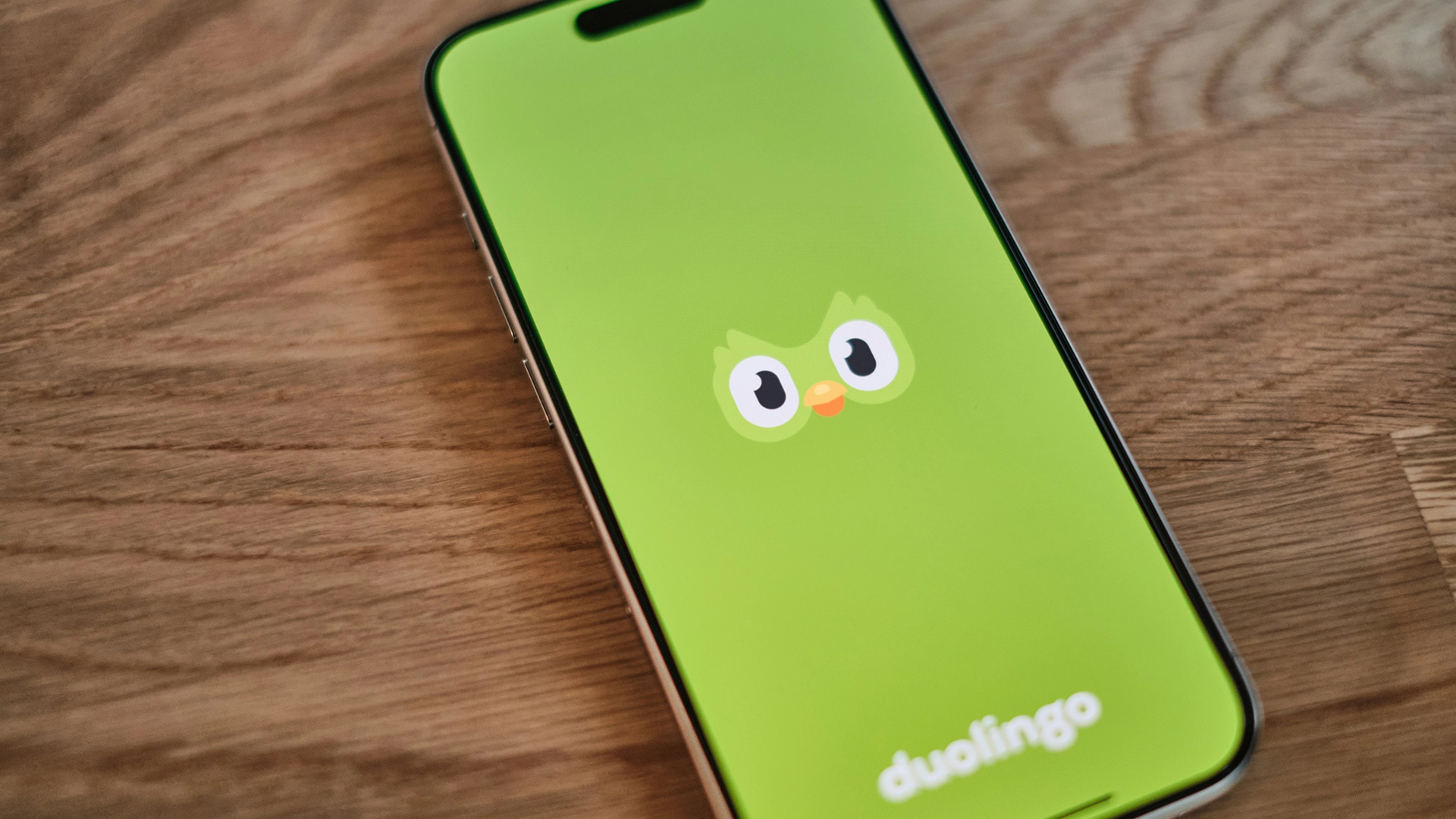 تتحول “Duolingo” إلى شركة تعتمد على الذكاء الاصطناعي أولاً، محلًّا المتعاقدين بالذكاء الاصطناعي