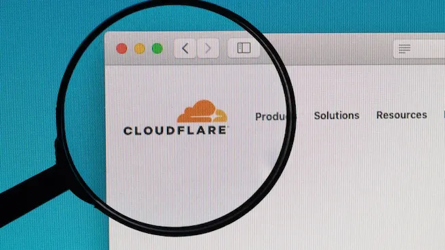 تتهم الحيرة بتصفح المواقع بطريقة غير قانونية باستخدام بوتات مخفية